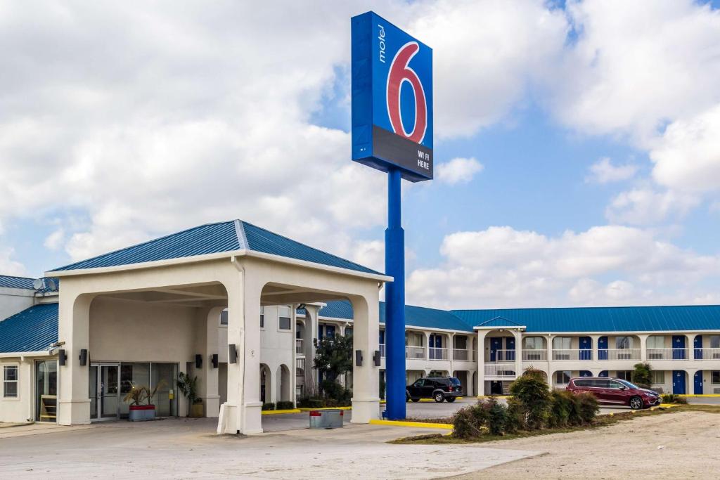 a hotel with a sign in front of a building at Motel 6 Seguin TX in Seguin