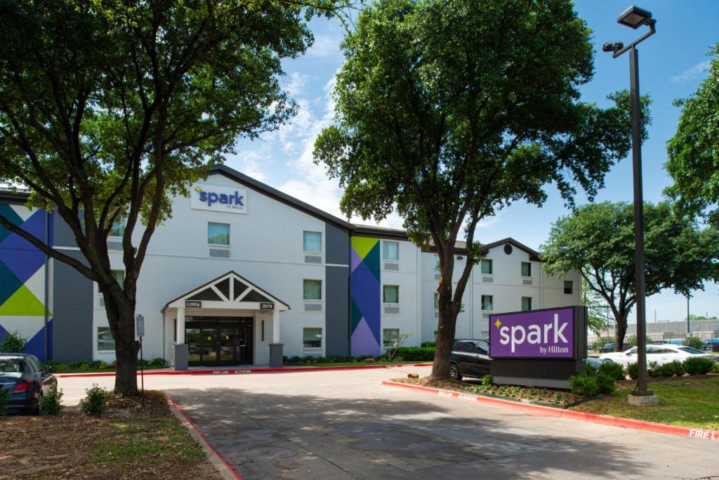 une représentation de l'avant d'un hôtel dans l'établissement Spark By Hilton Dallas Market Center, à Dallas