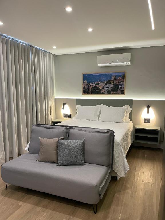 サンパウロにあるIguatemi Stay B - PREMIUM location, MODERN and NEW space, Affordableの広いベッドルーム(ベッド1台、ソファ付)