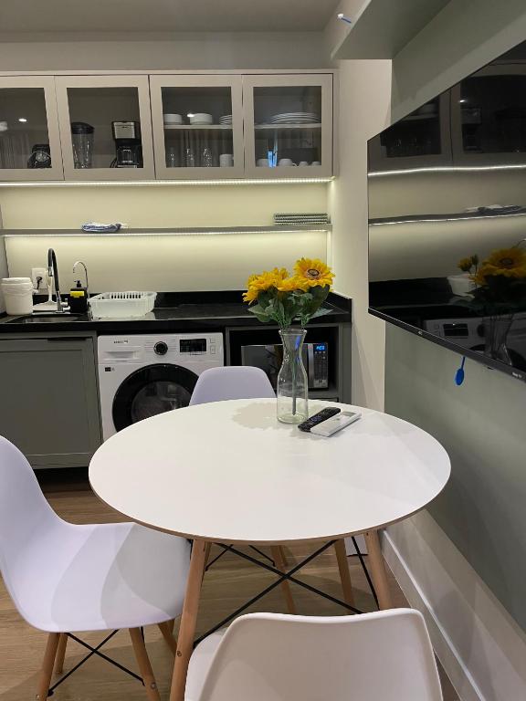 Iguatemi Stay B - PREMIUM location, MODERN and NEW space, Affordableにあるキッチンまたは簡易キッチン