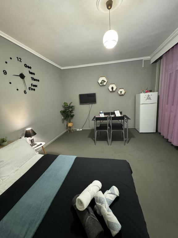 een slaapkamer met een bed, een bureau en een televisie bij Best minimal studio in Xanthi - myHomee in Xanthi