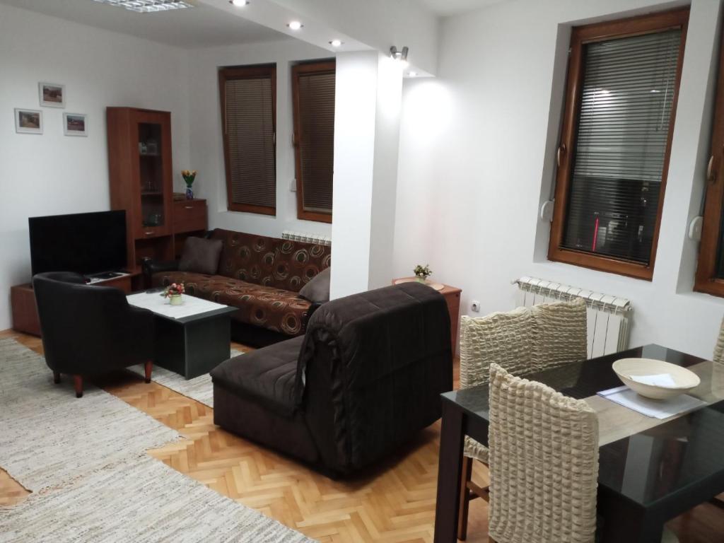 sala de estar con sofá y mesa en Apartman Mladenovic Center, free parking&wifi en Vranje