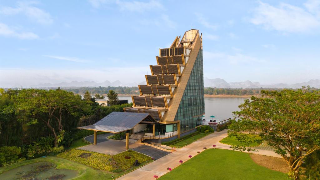 rysunek architektoniczny budynku z fasadą piramidy w obiekcie Naka-Raj Escape Hotel w mieście Nakhon Phanom