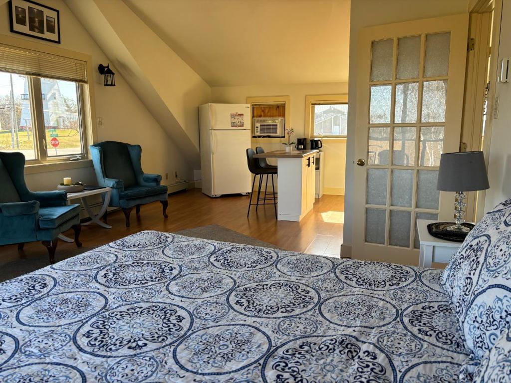 um quarto com uma cama com um padrão azul e branco em Light House Apartment em Brackley Beach