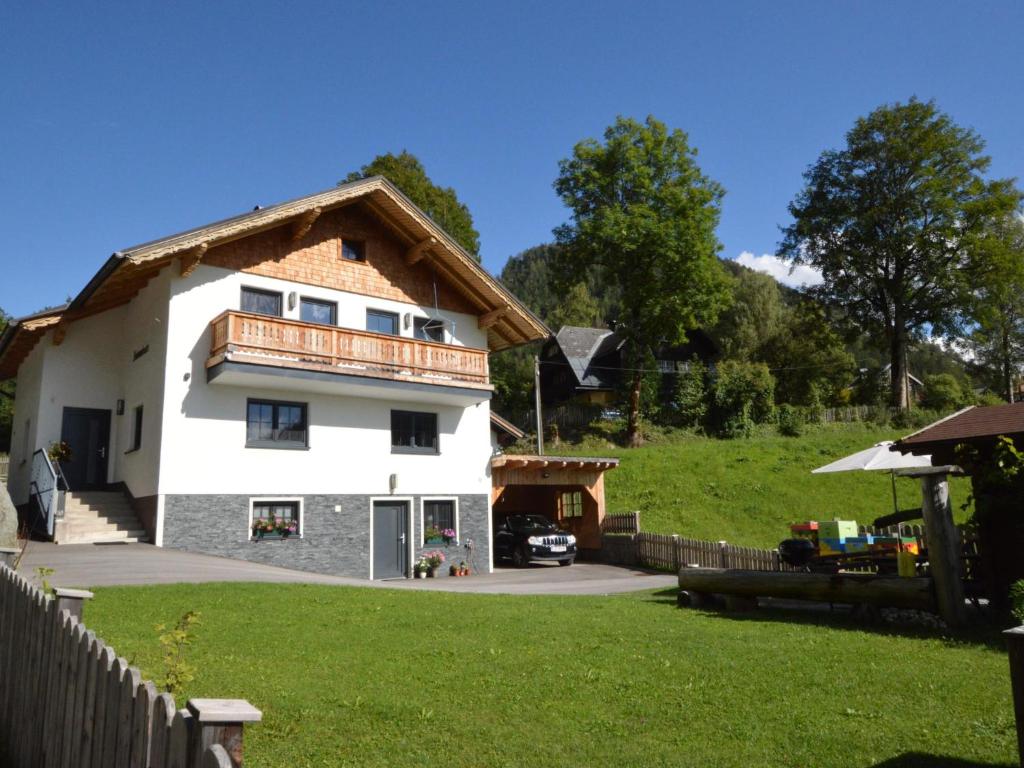 Casa blanca grande con techo de madera en Bienenheim, en Schladming