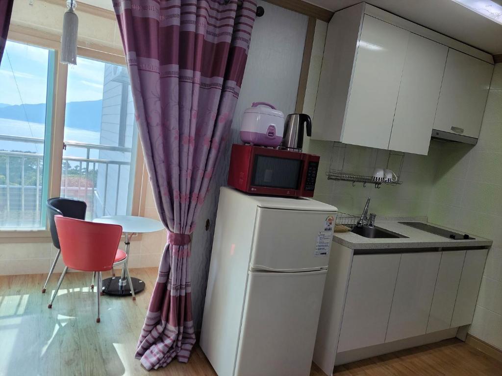 Kuchyň nebo kuchyňský kout v ubytování Light Sky Pension