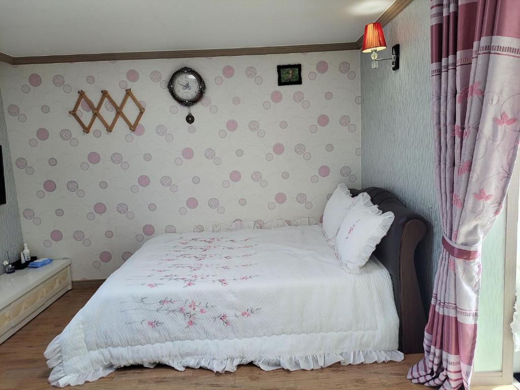 Postel nebo postele na pokoji v ubytování Light Sky Pension