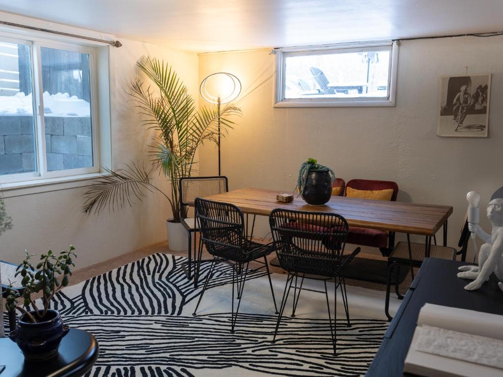 une salle à manger avec une table, des chaises et un tapis dans l'établissement The Shabby Sheek, à Bozeman