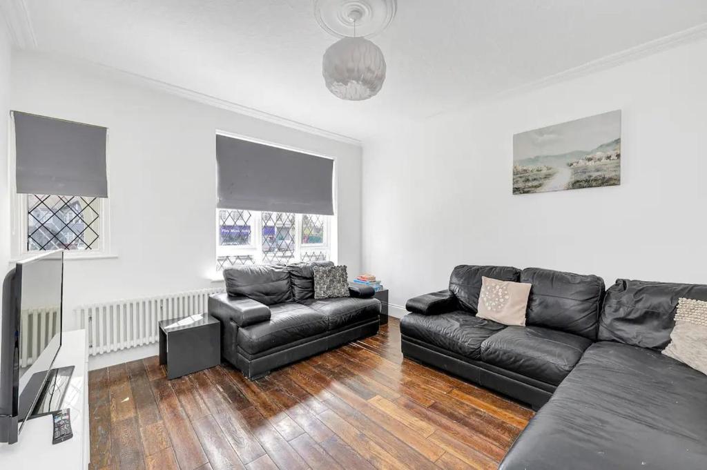 A seating area at Pass the Keys Olu no.11 - Stylish 3 bed house with parking