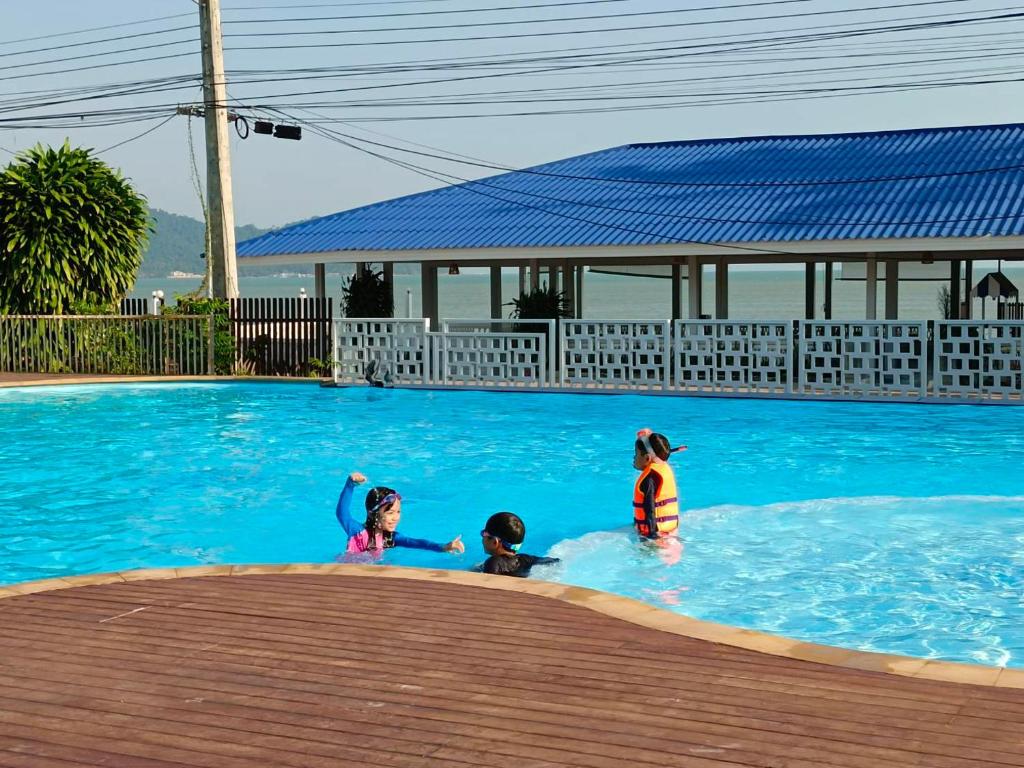 Bazén v ubytování Bangsaphan Resort nebo v jeho okolí