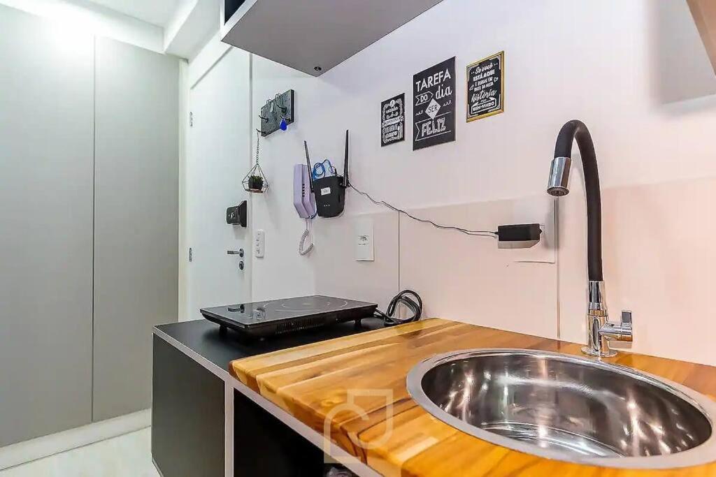 een keuken met een wastafel en een aanrecht bij Loft 406 in Curitiba