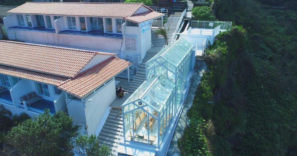 una vista aérea de una casa con techo de cristal en Ample Villa 小希臘民宿 en Ruifang