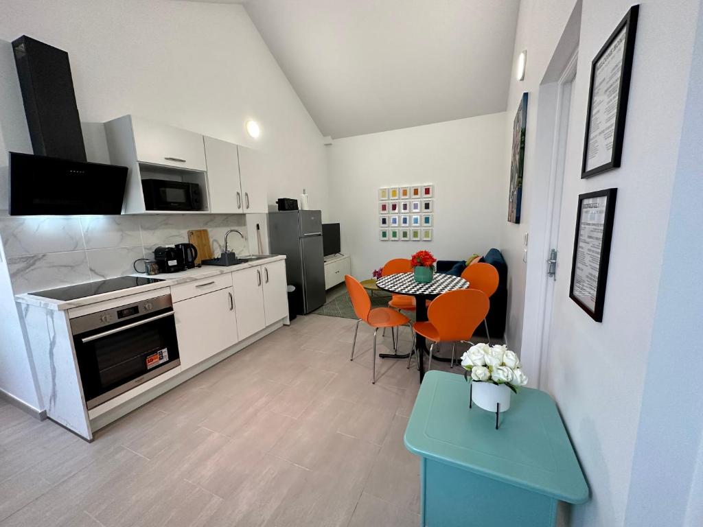 - une cuisine et une salle à manger avec une table et des chaises dans l'établissement Cocon tout confort à 25 min de Paris, à Sevran