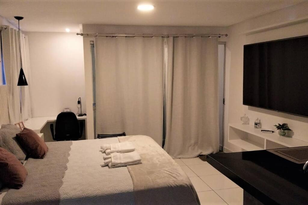 um quarto com uma cama grande e toalhas em Studio confortável, na Marambaia. em Belém