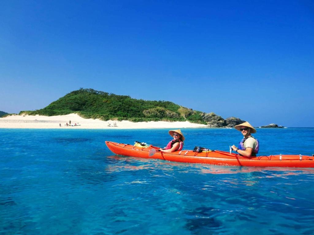 座间味村Marine Lodge Umigoya - Vacation STAY 23057v的两人乘坐红皮艇