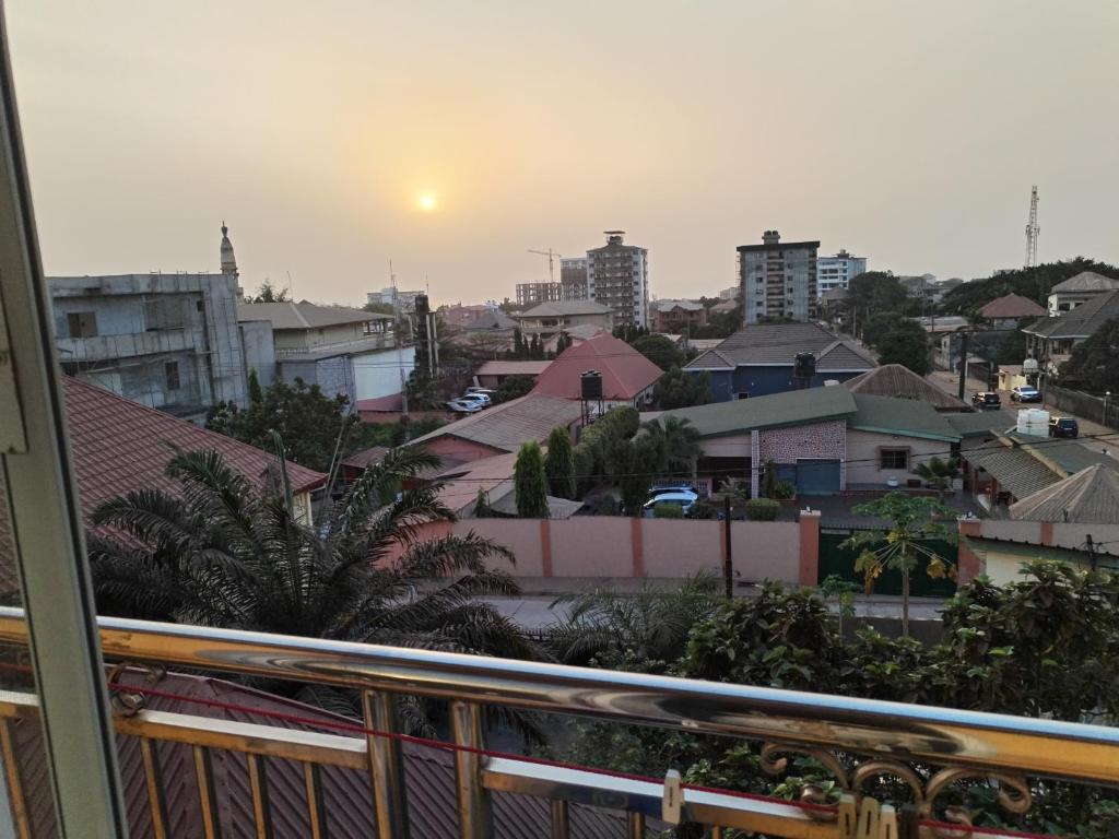 een balkon met uitzicht op de stad bij Appartement Elegant in Conakry