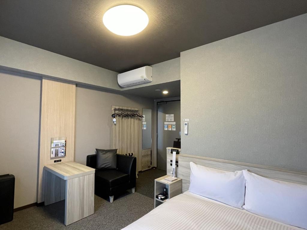 Postel nebo postele na pokoji v ubytování Hotel Route Inn Ohi Takahama