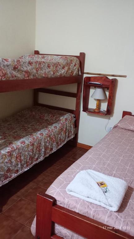 - une chambre avec 2 lits superposés et un miroir dans l'établissement Hostería El Alemán, à Cosquín