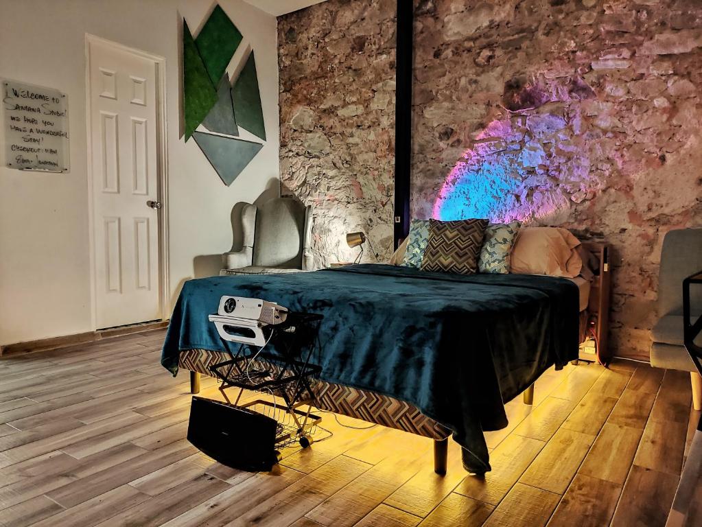 Кровать или кровати в номере Ocre Studio By Paradox