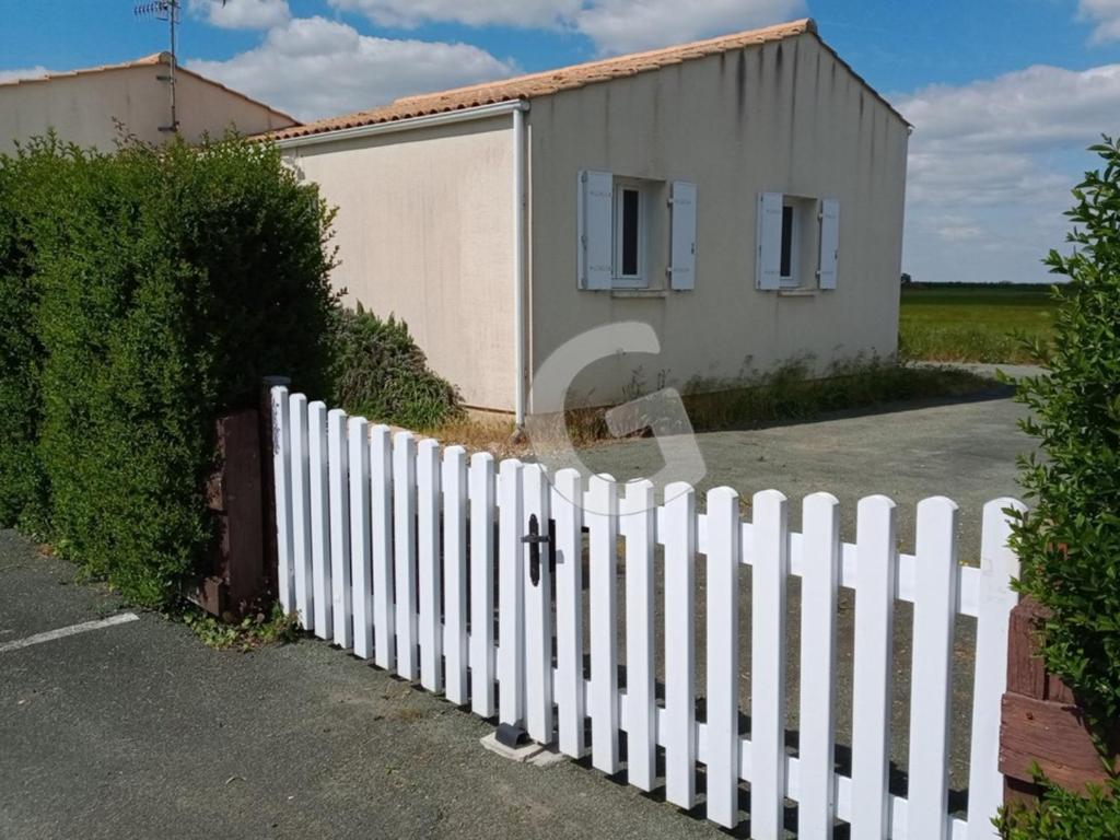 ラ・トランシュ・シュル・メールにあるMaison La Tranche-sur-Mer, 3 pièces, 4 personnes - FR-1-357-21の家の前の白い塀
