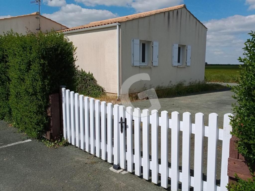 une clôture blanche devant une maison dans l'établissement Maison cosy proche plage avec jardin, pour 4 pers, La Tranche-sur-Mer - FR-1-357-21, à La Tranche-sur-Mer