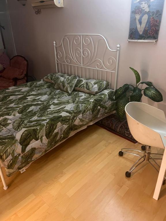 Schlafzimmer mit einem Bett, einem Schreibtisch und einem Stuhl in der Unterkunft Leafy garden in Sydney