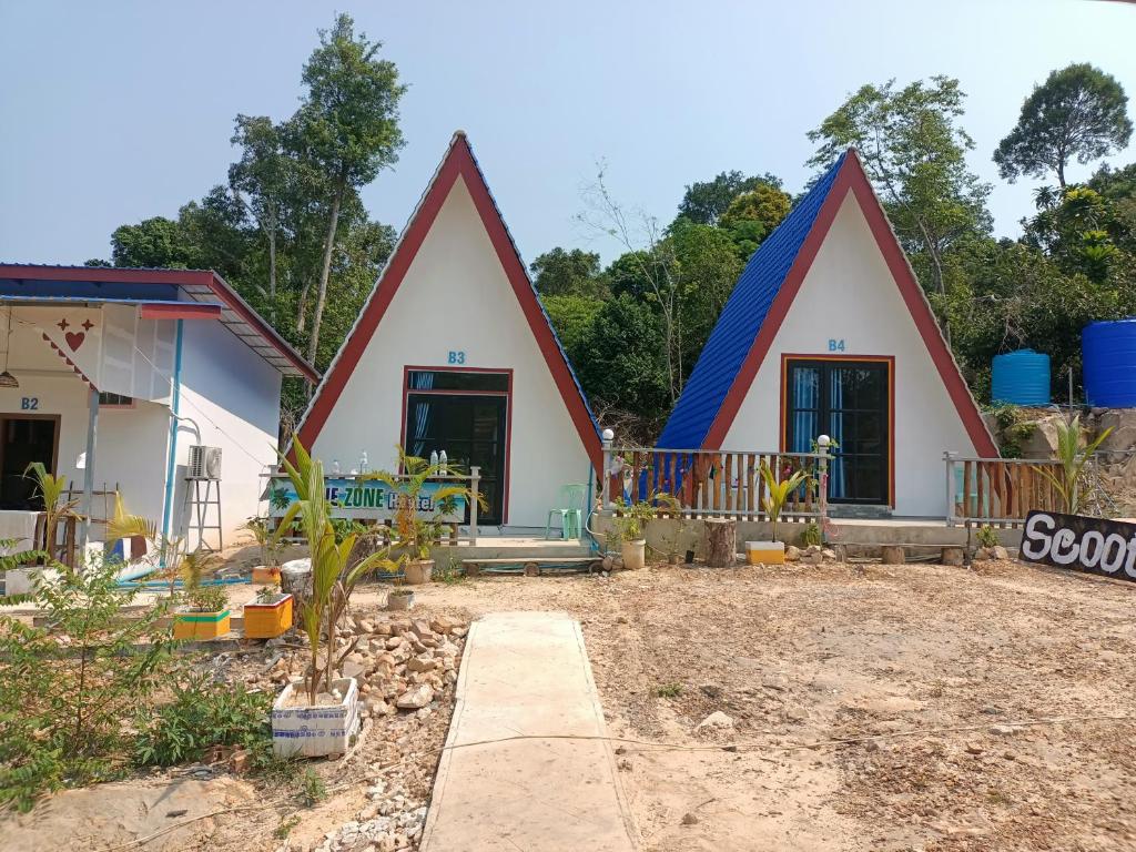 two cottages are being built in a yard at Blue Zone Hostel in Kaôh Rŭng (3)