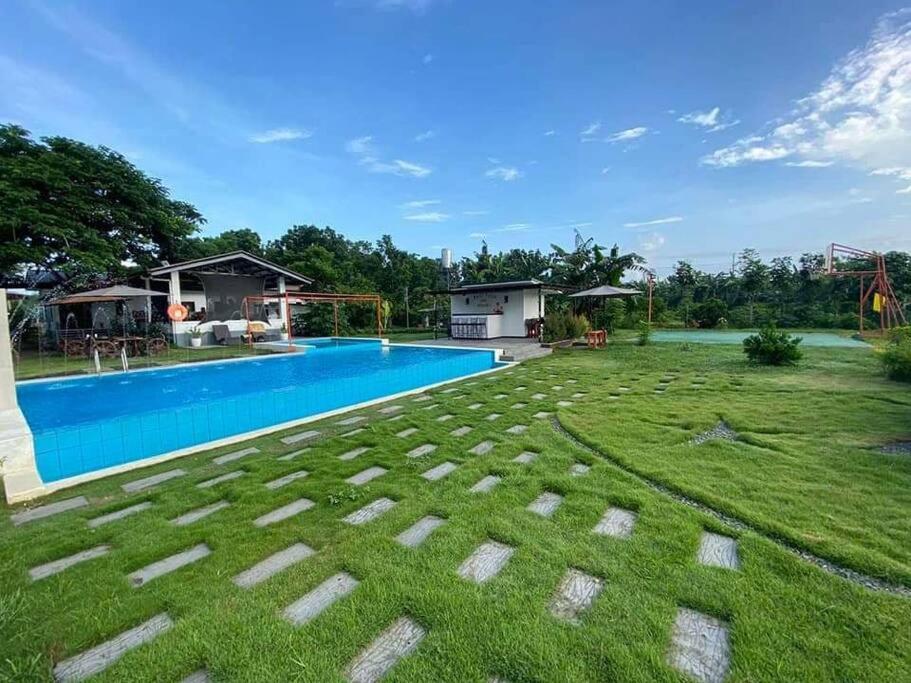 A piscina localizada em Raja Farm Private Resort ou nos arredores