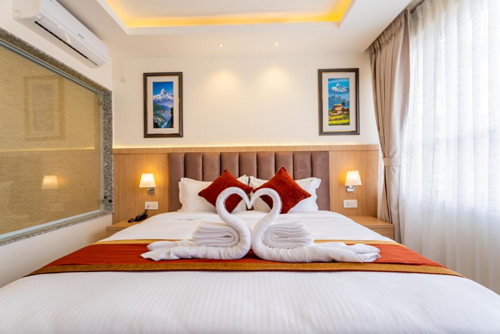 Säng eller sängar i ett rum på Hotel Crystal Pashupati
