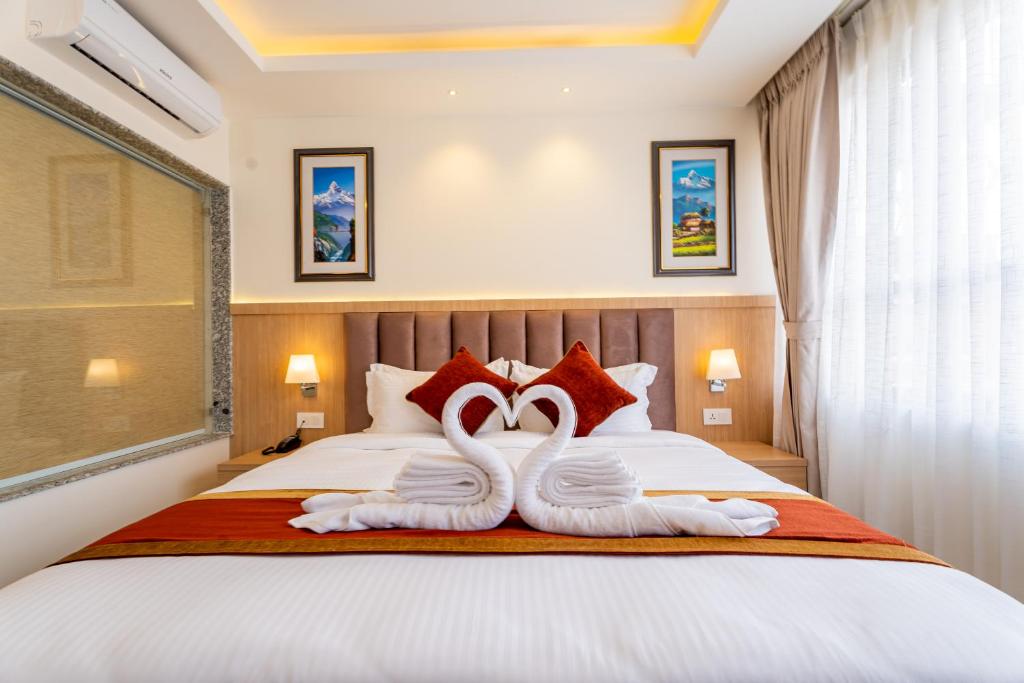 Postel nebo postele na pokoji v ubytování Hotel Crystal Pashupati