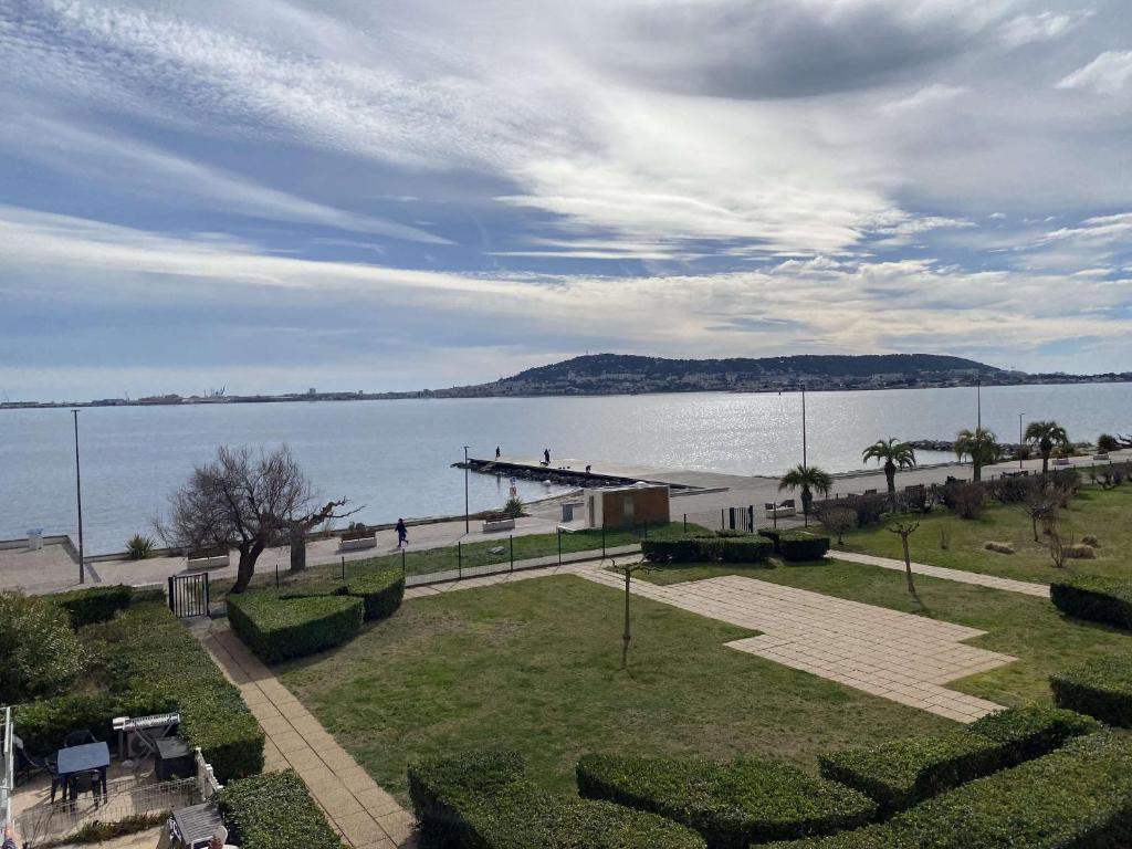 - une vue sur une grande étendue d'eau avec une jetée dans l'établissement Studio proche des thermes avec loggia, cuisine équipée et électroménager complet - FR-1-553-255, à Balaruc-les-Bains