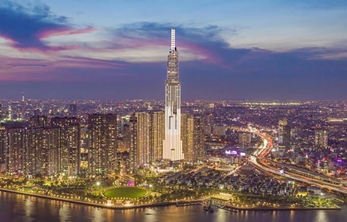 een uitzicht op een grote stad met een hoog gebouw bij Isabelle Luxury Apartment inside Landmark 81 Tower in Ho Chi Minh-stad