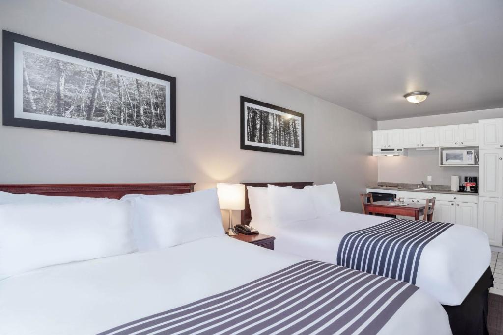 Ένα ή περισσότερα κρεβάτια σε δωμάτιο στο Sandman Inn Cache Creek