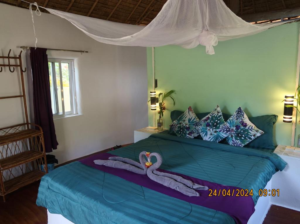 Postel nebo postele na pokoji v ubytování Bohemiaz Resort and Spa Kampot