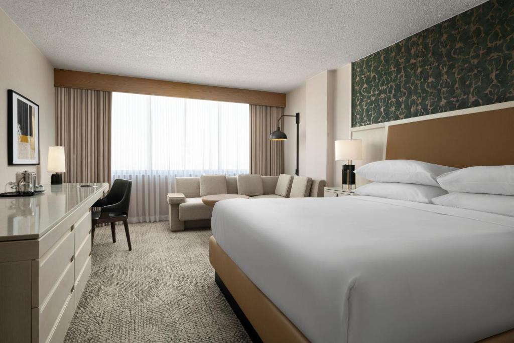 Sheraton Grand Nashville Downtown - King Room With Adapted Tub - Mobility And Hearing Accessible