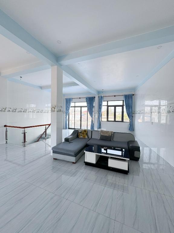 un salon avec un canapé et une table dans l'établissement Biệt Thự Nghỉ Dưỡng Đảo Phú Quý, à Cu Lao Thu