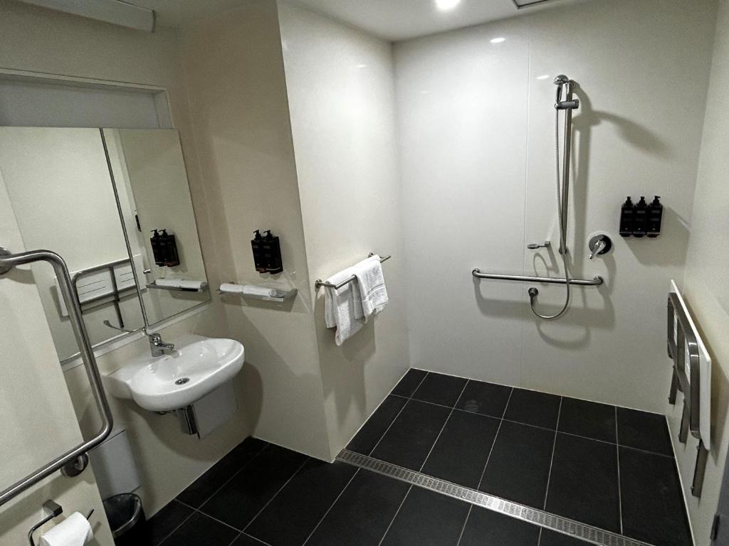 Koupelna v ubytování Ibis Darwin Airport Hotel