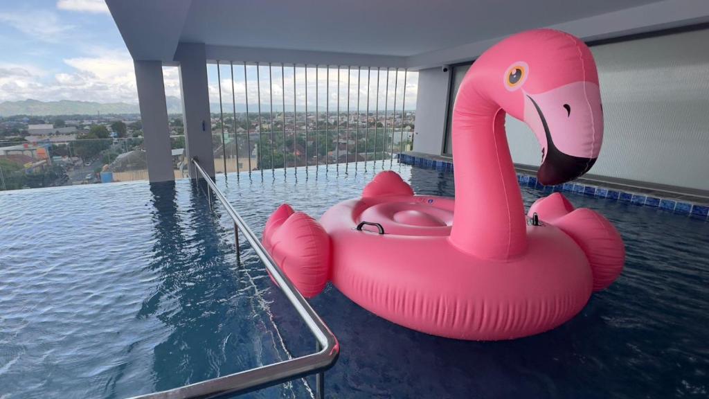 Bazén v ubytování Azana Style Hotel Tulungagung nebo v jeho okolí