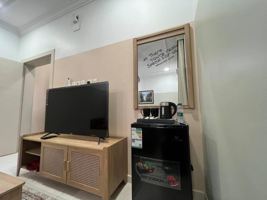 TV a/nebo společenská místnost v ubytování بوتيك هاوس بغرفة نوم أنيقة