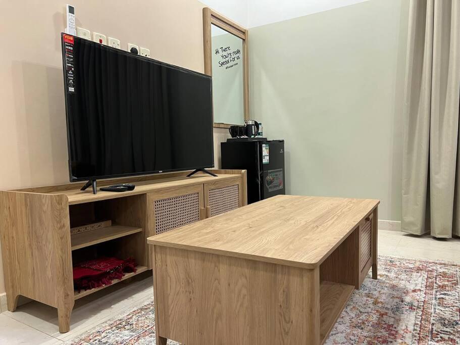 TV a/nebo společenská místnost v ubytování بوتيك هاوس بغرفة نوم أنيقة