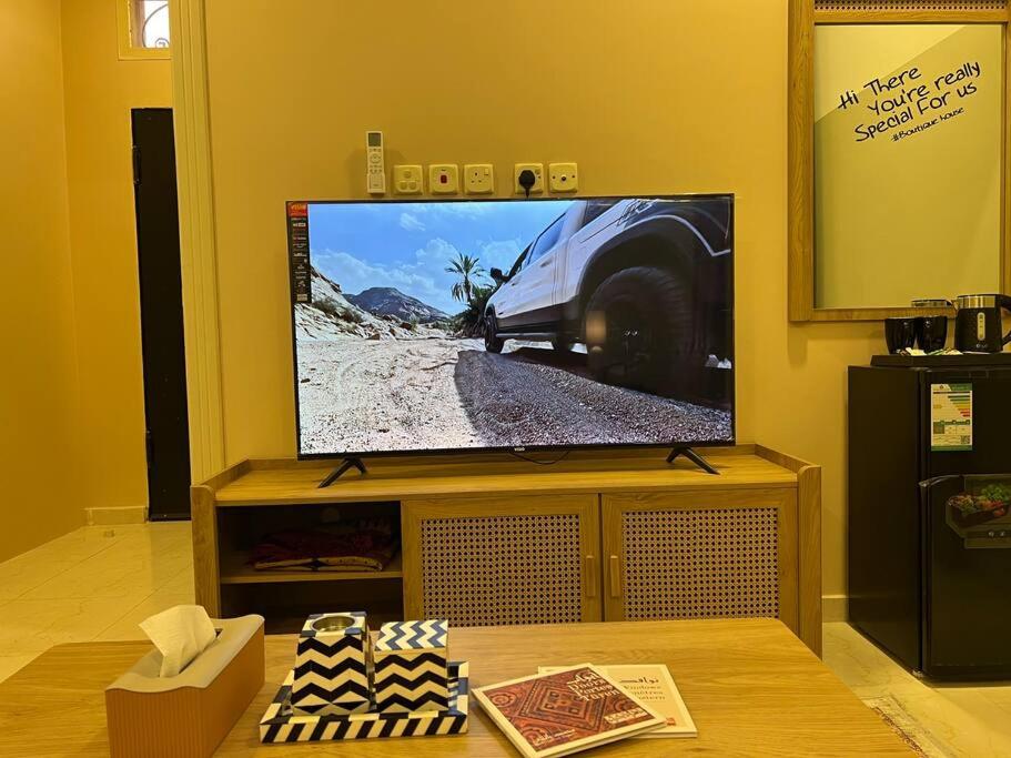 TV a/nebo společenská místnost v ubytování بوتيك هاوس بغرفة نوم أنيقة