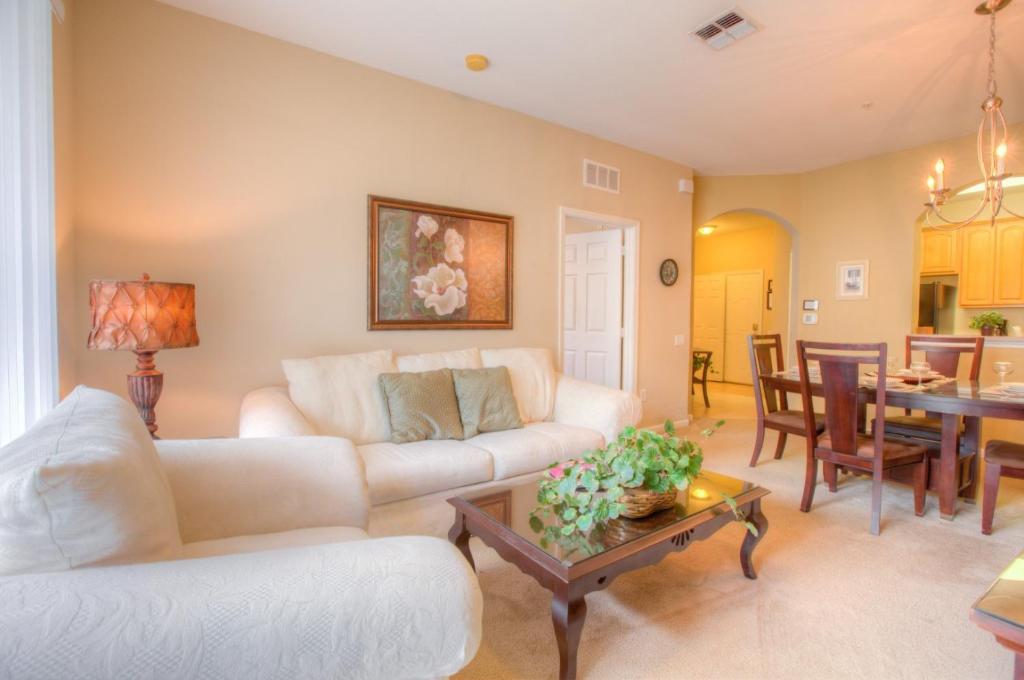 sala de estar con sofá y mesa en Vista Cay 93 by Top Villas, en Orlando