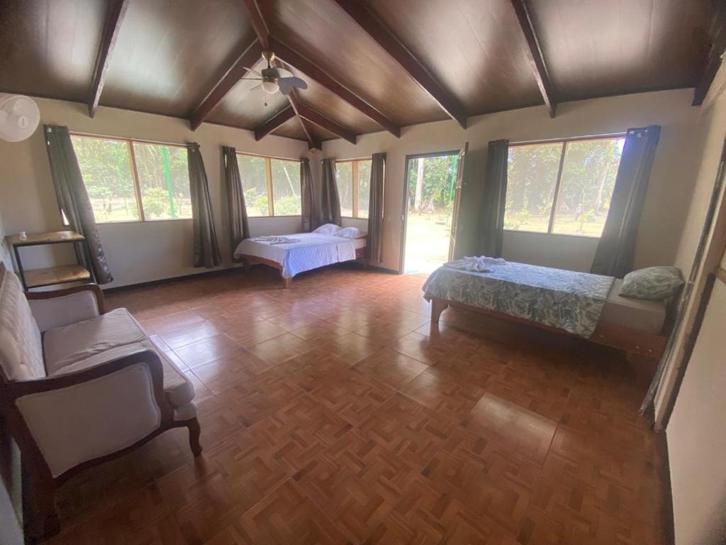 Jaloba的住宿－Lapa Verde Lodge，大房间设有两张床和一张沙发