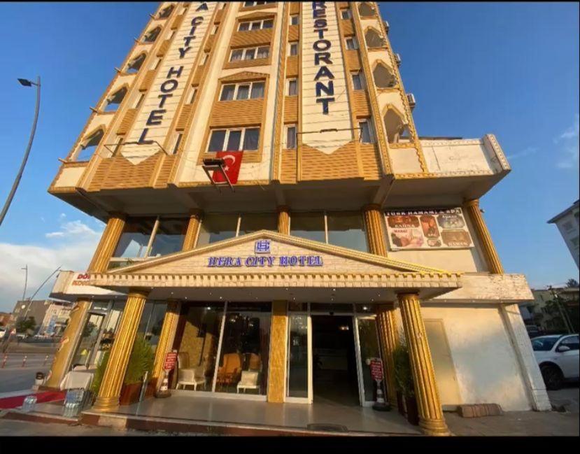 een groot gebouw met een bord erop bij HERACITY Hotel in Pamukkale