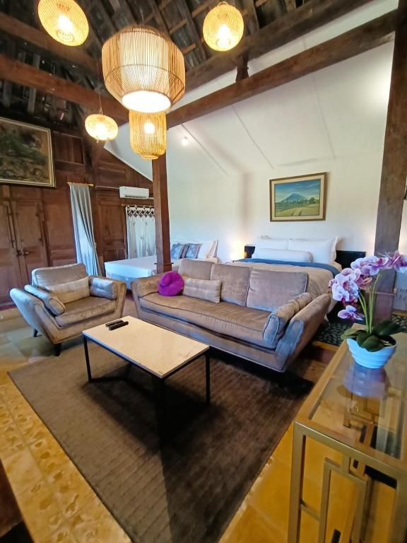 sala de estar con sofá y mesa en VILLACANTIK Yogyakarta triple bed for six persons en Bantul