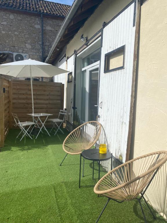 Patio alebo iná vonkajšia časť ubytovania Dépendance privée à la campagne avec spa