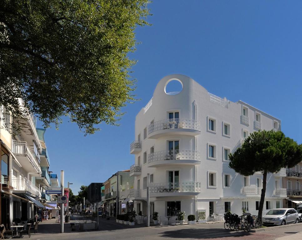 un edificio blanco con un círculo en el costado. en Hotel Al Cavallino Bianco, en Riccione