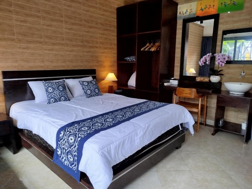1 dormitorio con cama con lavabo y espejo en Meliora bali villa, en Ubud