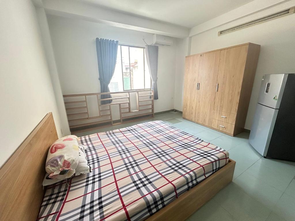 Ліжко або ліжка в номері Airport full-furnished Studio apartment, separated kitchen