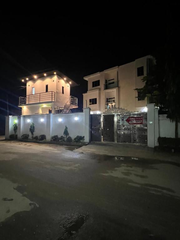 ein Haus mit seitlicher Beleuchtung in der Nacht in der Unterkunft HighX Hotels in Port Harcourt